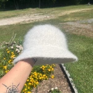 fluffy white bucket hat☁️